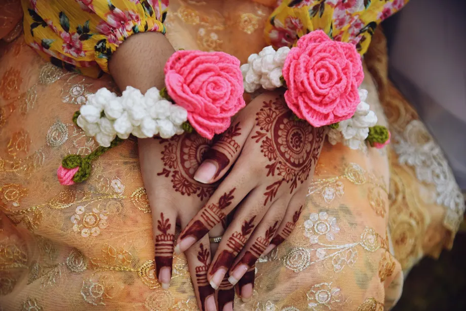 Pink crochet rose and white motia bridal gajray worn with mehndi